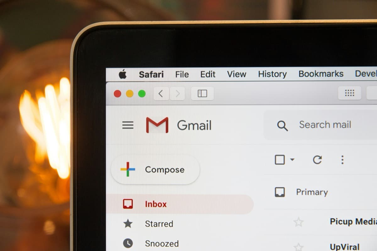Boîte de réception email sur ordinateur dans un environnement professionnel