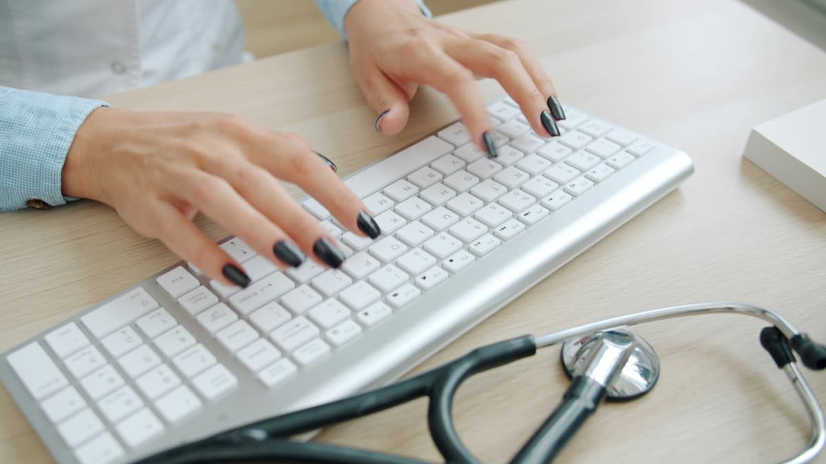 Clavier et stéthoscope symbolisant la technologie au service de la santé