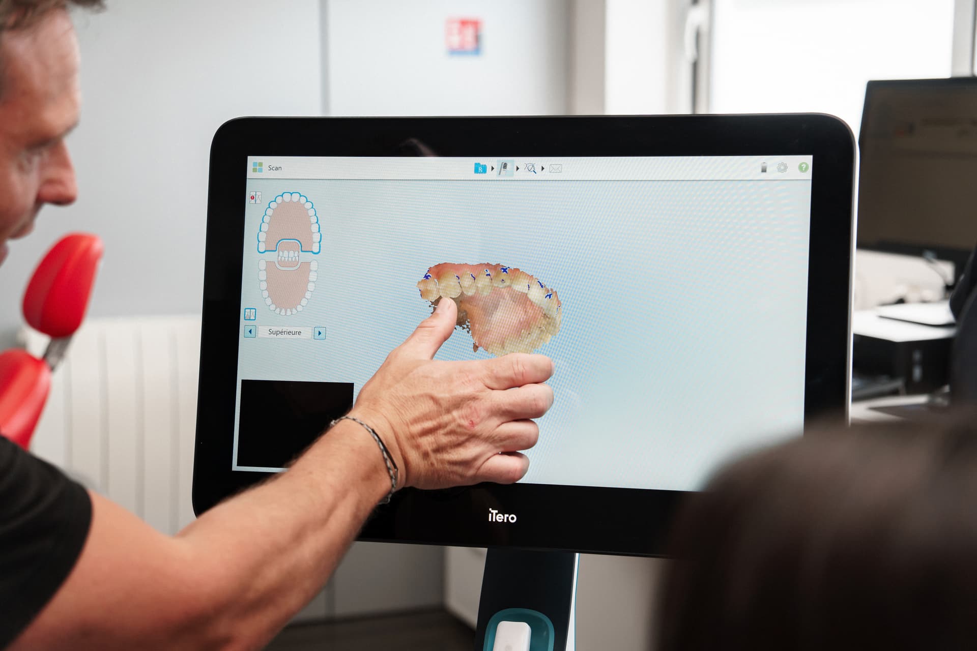 Praticien utilisant le scanner 3D iTero